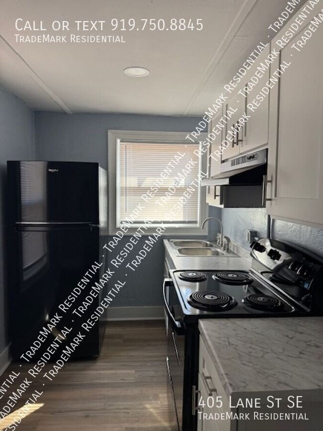 Photo - 405 Lane St SE