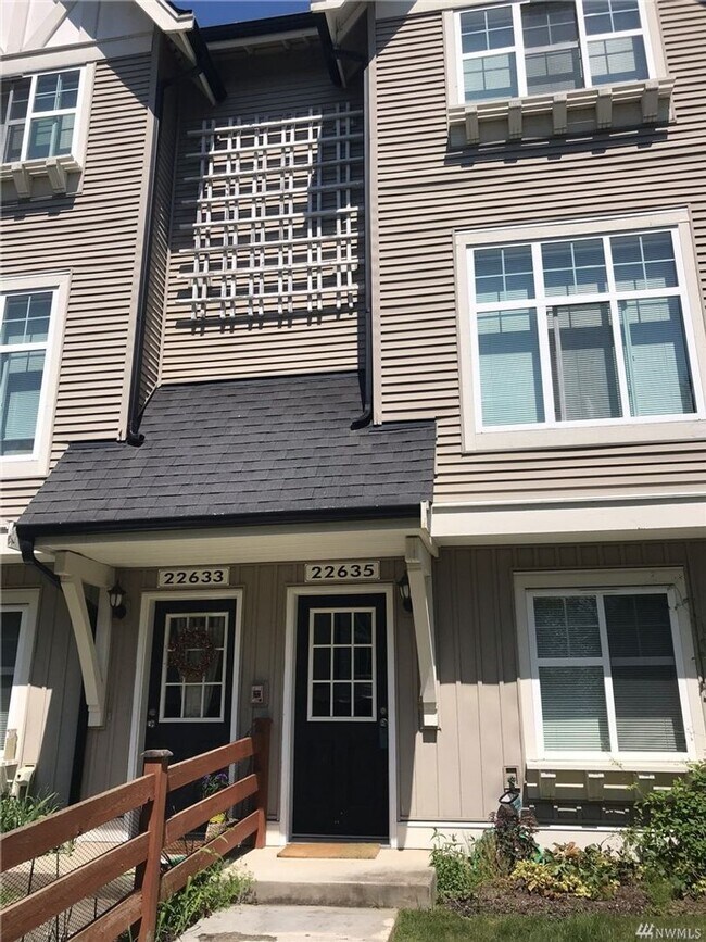 Building Photo - 2Bd/2.5Ba Redmond Townhouse