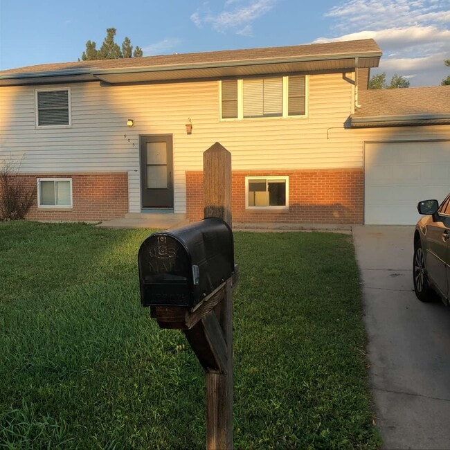 Building Photo - 905 Ponderosa Dr