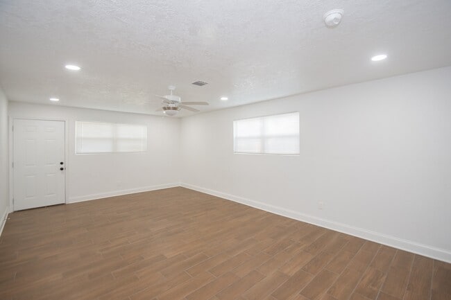 Photo - 1120 Mobile Dr