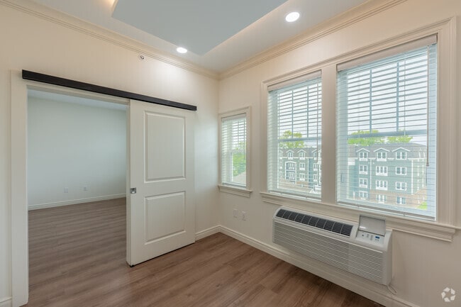 1 habitación, 1 baño - 520 pies cuadrados - Sala de estar / Comedor - Forest Hills Milford