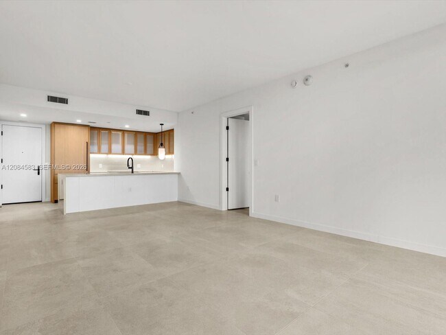 Building Photo - 2200 Brickell Ave Unit 402