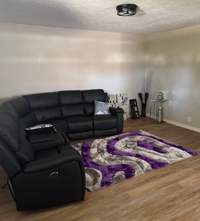 Photo - 320 S Roena St