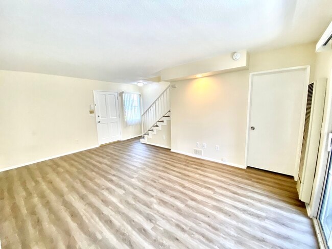 Photo - 553 W 22nd St
