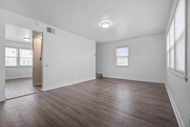 Building Photo - Cozy 3-Bedroom, 1-Bathroom Townhouse in Mi...