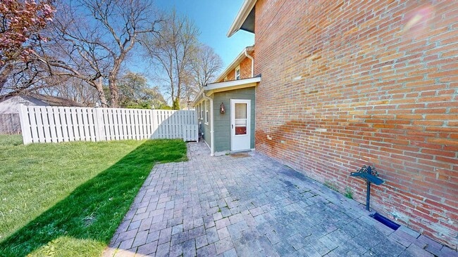 Photo - 221 Front St