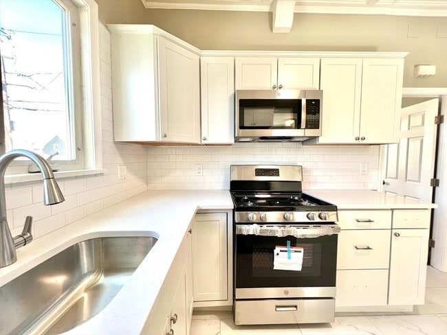 Building Photo - 6 Holland St Unit 6R