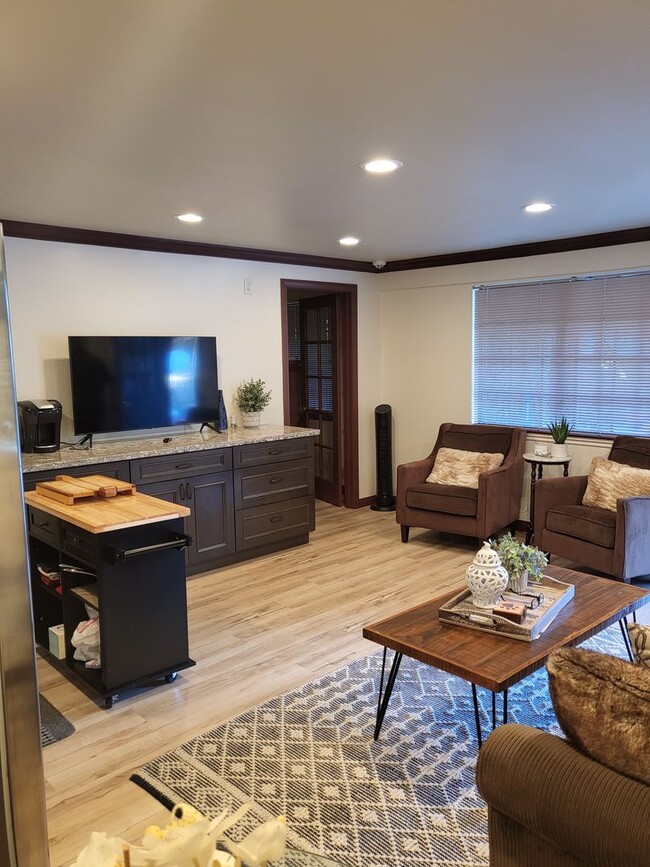 Photo - Charming Guest House in Glendora's "The Oa...