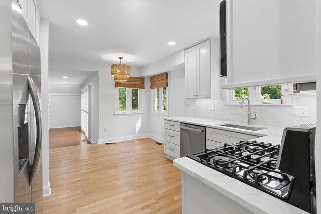 Photo - 306 Candlewood Ln