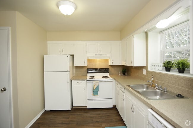 2BR, 2BA - 1025 SF