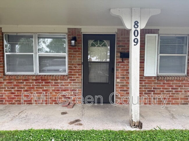 Building Photo - 809 Park St