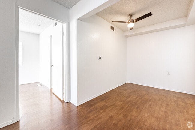 1BR, 1BA - 570SF - Dining Room