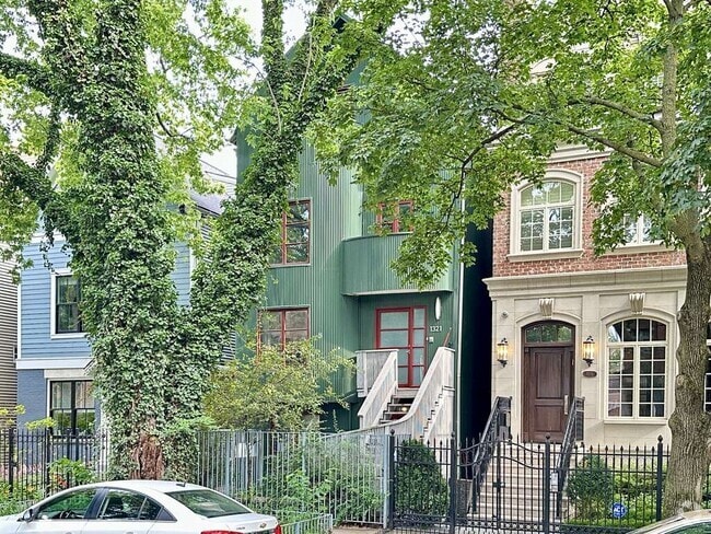 Building Photo - 1321 W Henderson St Rental