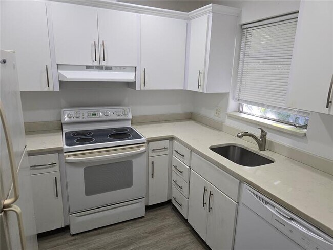 Photo - 1750 N Riverside Dr Unidad 5