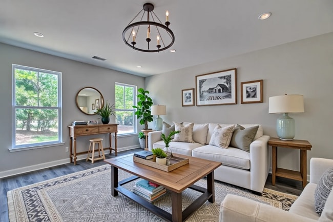 Photo - 692 Russell St