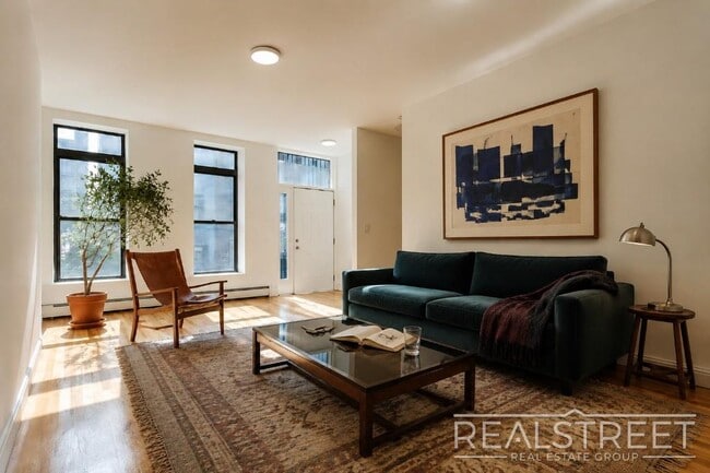 Building Photo - Charming 2 Bed 1.5 Bath Upper Duplex in Bushwick with Garden