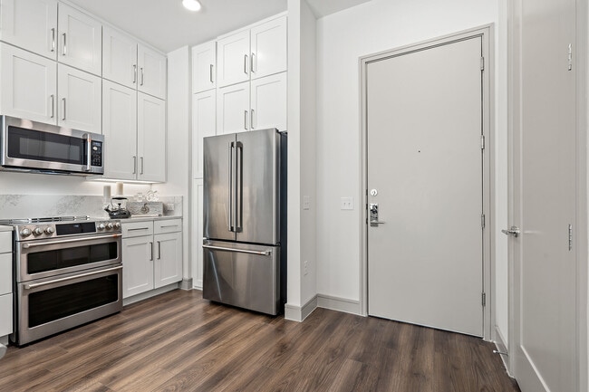 1BD, 1BA - 695SF - Entryway