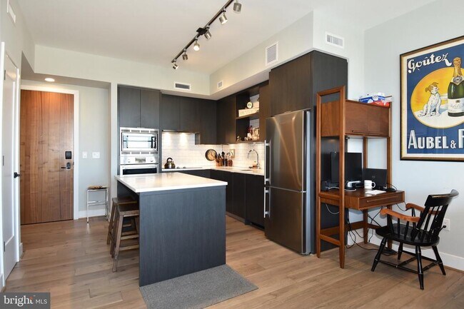 Building Photo - 1300 4th St SE Unit 1005