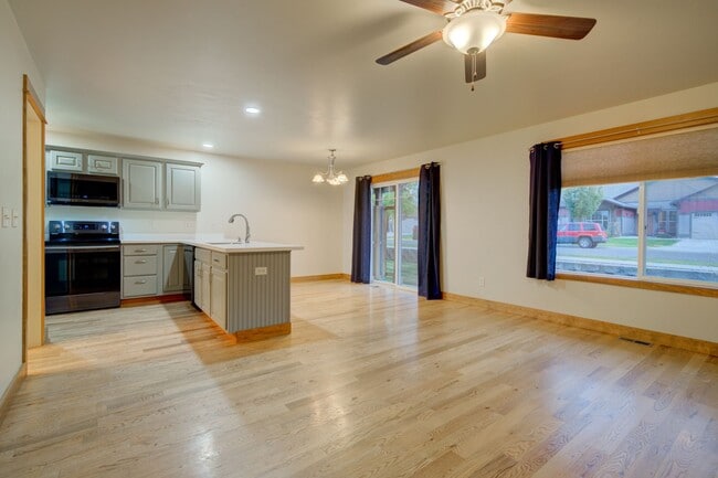 Building Photo - Laurel Glen Condo For Lease