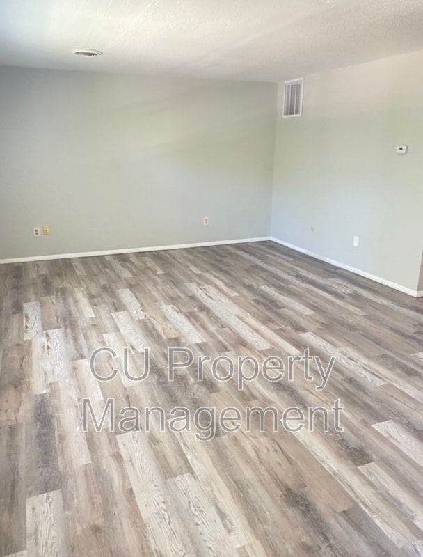 Building Photo - 705 Hollycrest Dr Unit Apt 3