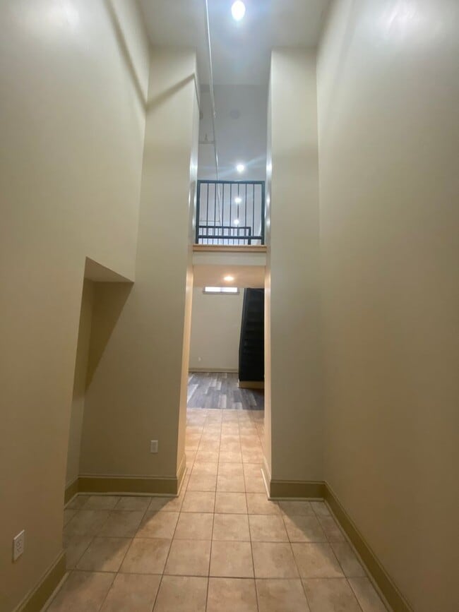Building Photo - Beautiful 2 Bed 2 Bath loft Apartment W/D ... Unit 1517 S. Theresa Ave. #111