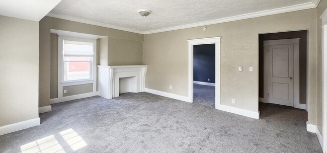 Living Room - 542 6th W St