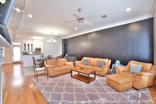 Building Photo - 2410 Dorrington St Unit C