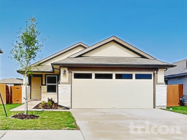 Building Photo - 5208 Saddle Clb Dr