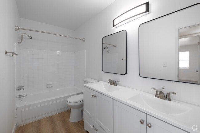 2BR, 1BA - 871SF - Bathroom