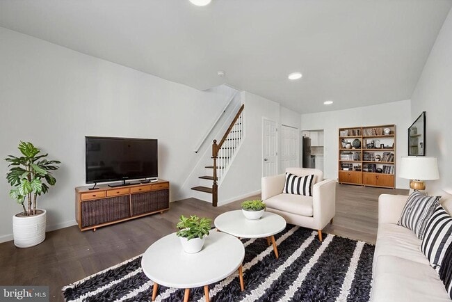 Building Photo - 2412 S Franklin St Rental