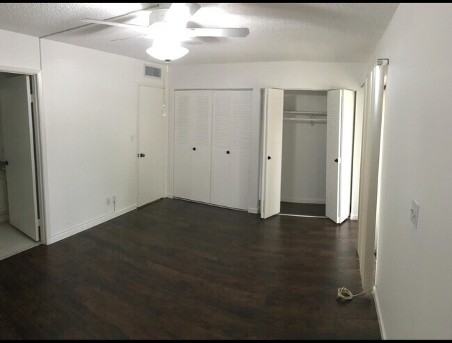 Photo - 700 Village Green Ct Unit 302