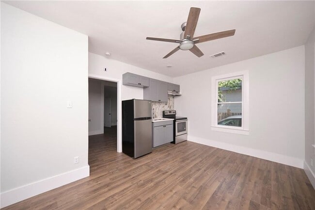 Photo - High Class -  Hyde Park Hacienda - Huge 1 Bedroom - New Finish Out - Pet Friendly - Huge Yard - E...