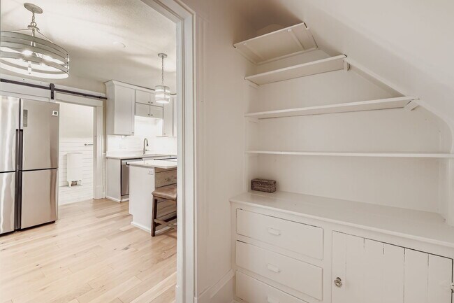 Photo - "Charming 2-Bed Duplex Retreat in NE Minneapolis - 1084 Sq Ft of Cozy Comfort!"