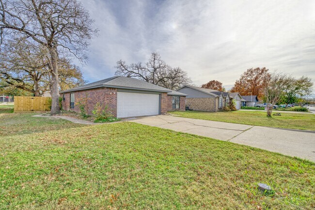 Photo - 1308 Hardwood Ln