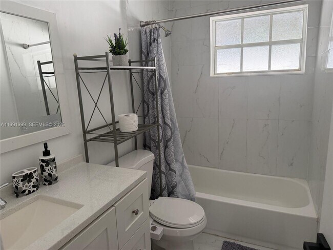 Photo - 1425 NE 56th St Unidad 3