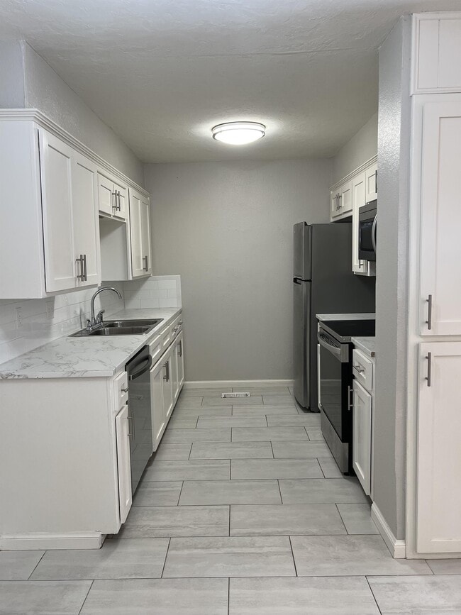2241 Donna Dr