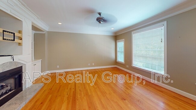 Photo - 2140 Rossmore Rd