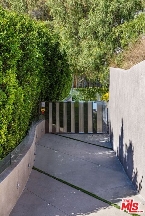 Photo - 1895 Rising Glen Rd