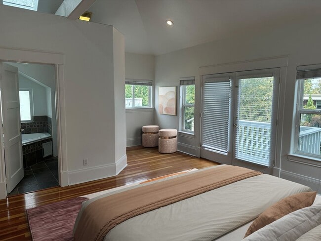 Building Photo - Spacious 5-Bedroom Seattle Home with Histo...