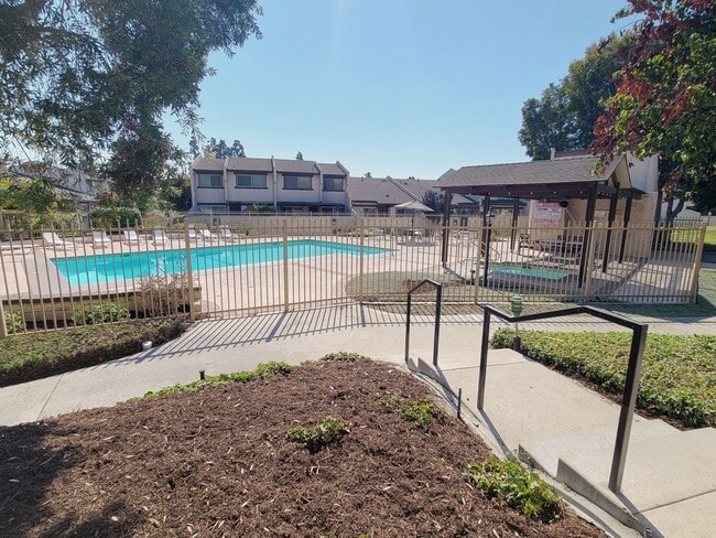 Building Photo - Torrance Townhome for LEASE | 3 Bed/2 Bath...
