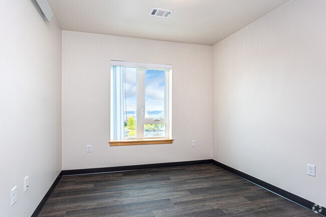 3BR, 2BA - 985SF
