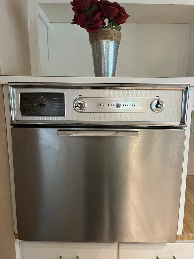 Photo - 402 S Memorial Dr Unidad 3 Built in Bookcases