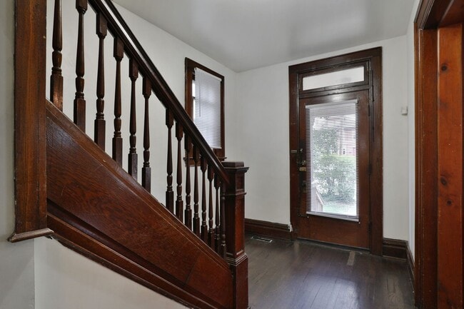 Photo - Great CENTRAL Location 5 Bedroom House - Virtual Showings Available