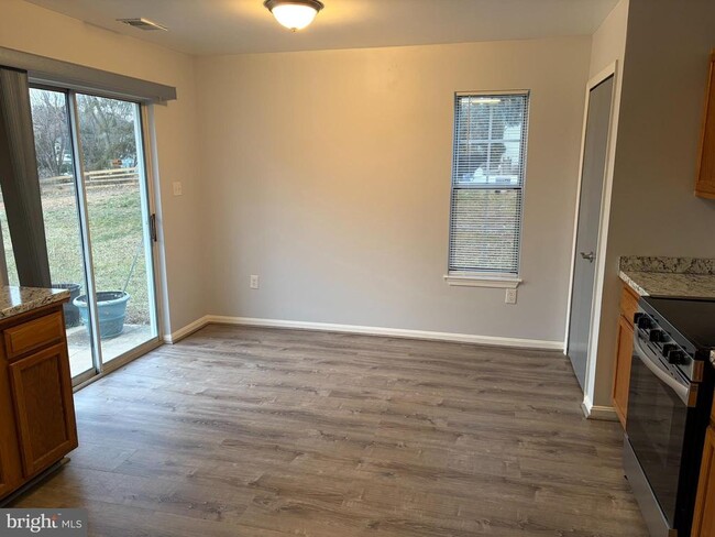 Photo - 424 Crisfield Dr