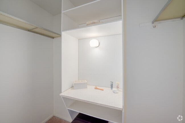 Model - 713SF - Walk-in Closet