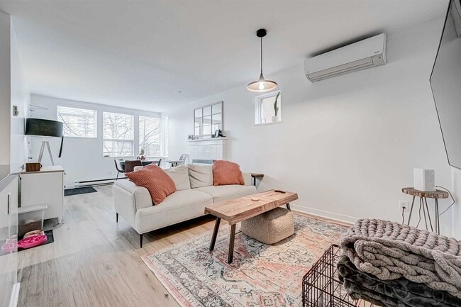 Photo - 1458 Bayview Ave