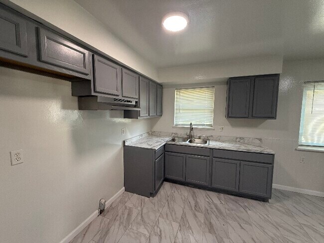 Photo - 19627 Algonac St