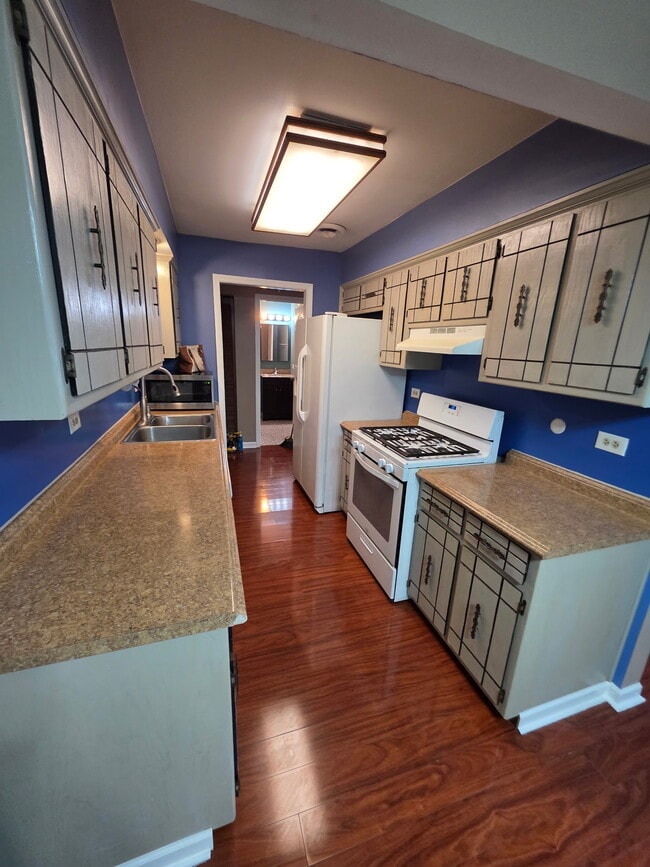 Building Photo - 8901 S Roberts Rd Unit 8901 S Roberts Rd Apt 108