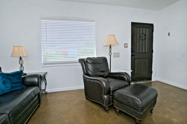 Photo - 1919 W Earll Dr Unit 2
