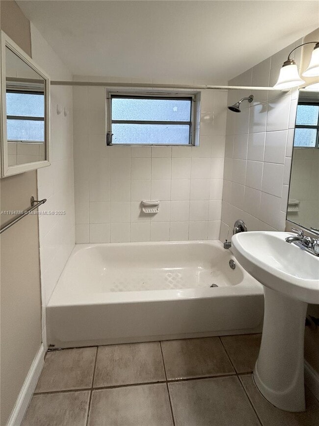 Photo - 715 NE 6th St Unit 5E